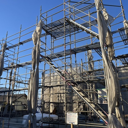 Image of work flow for scaffolding for newly built detached houses