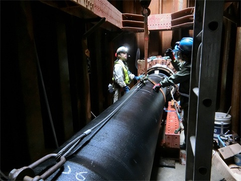 水道配管工　水道管積み下ろし作業